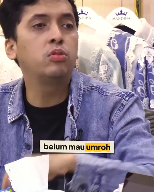 Gaya Kertas di klip C8 Podcast: belum mau umroh