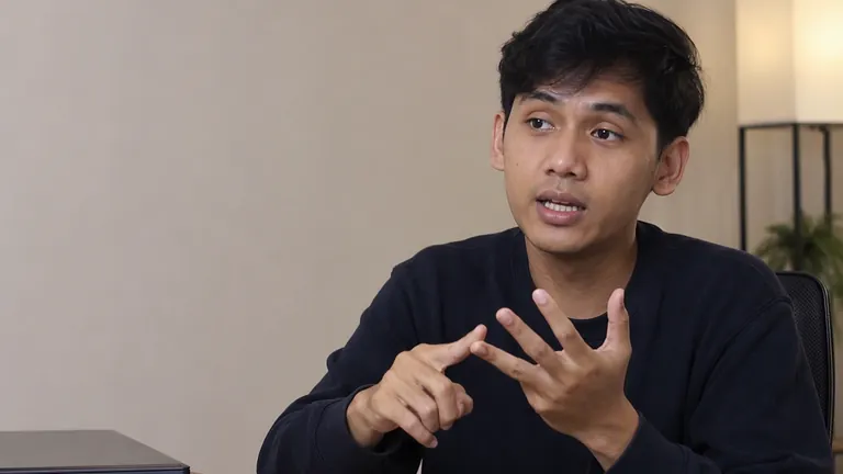 Pria menghitung dengan jari
