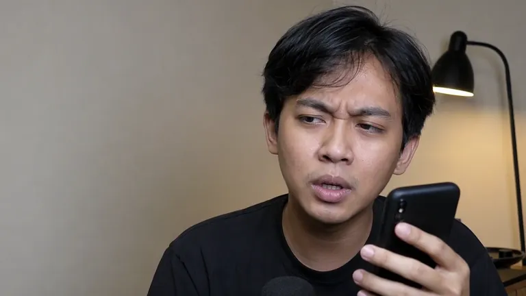 Pria curiga memperhatikan HP