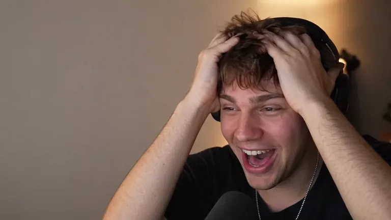 Streamer tertawa keras memegang kepala