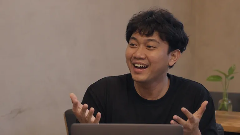 Pria tertawa tak percaya melihat laptop