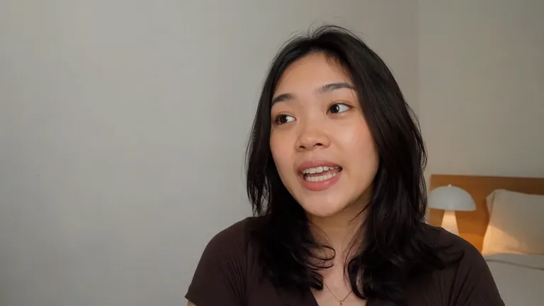 Kreator perempuan bicara ekspresif ke kamera
