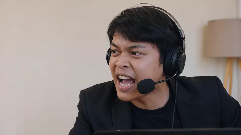 Caster esports berteriak bersemangat