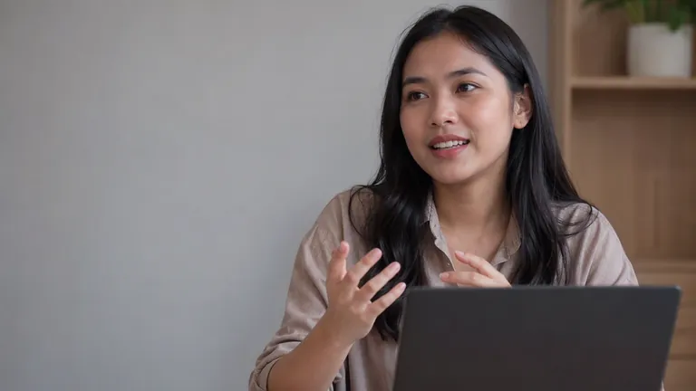 Perempuan fokus bekerja di laptop