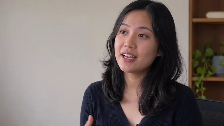 YouTuber perempuan bicara bersemangat ke kamera