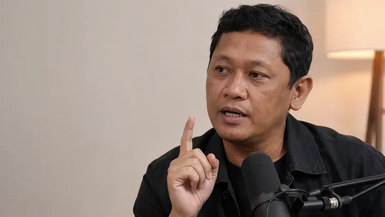 Tamu podcast mengangkat jari dengan serius