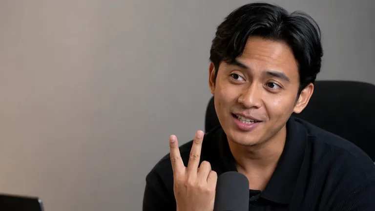 Pria mengangkat dua jari sambil tersenyum