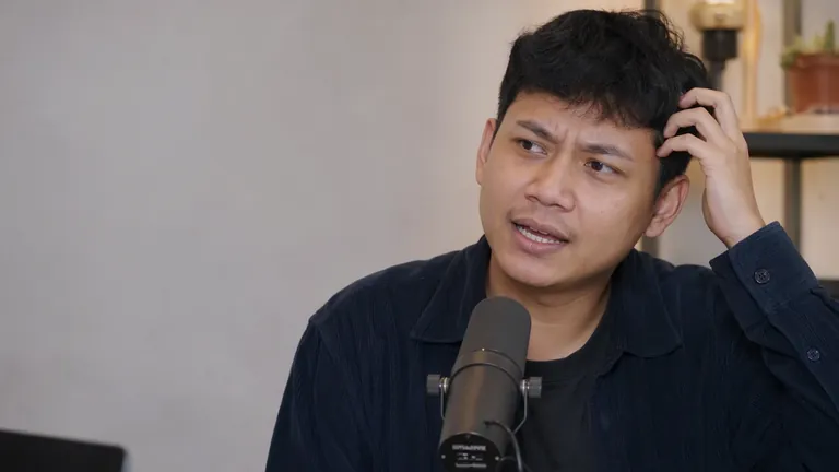 Pria menggaruk kepala dengan ragu