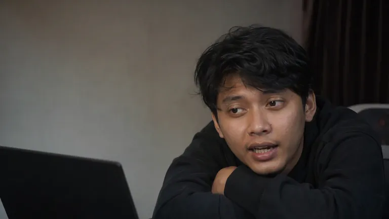 Clipper kelelahan menelungkup di meja