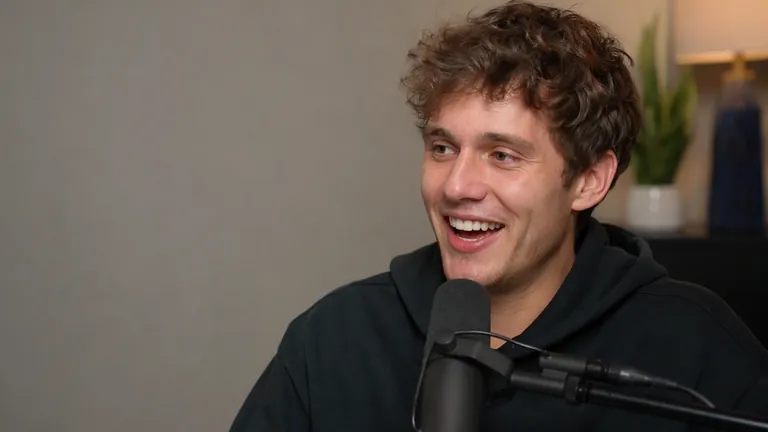 Podcaster luar tertawa di mikrofon