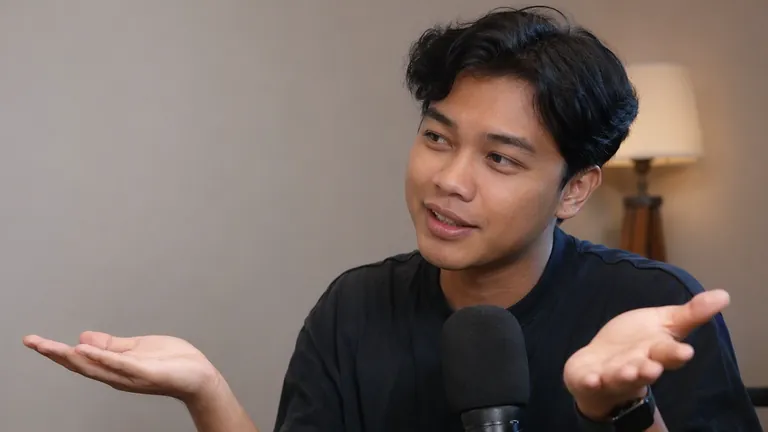 Pria menimbang pilihan dengan dua tangan