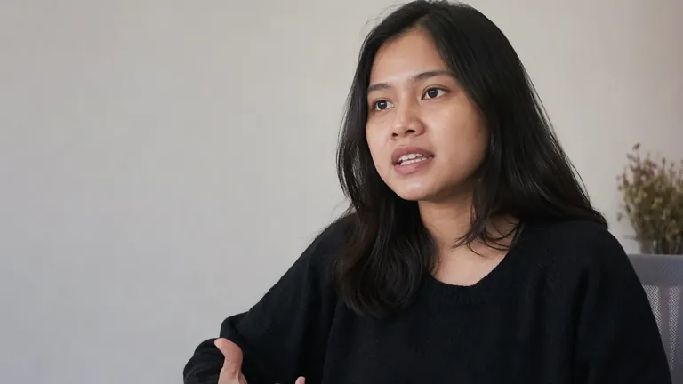 Perempuan penuh tekad di meja belajar