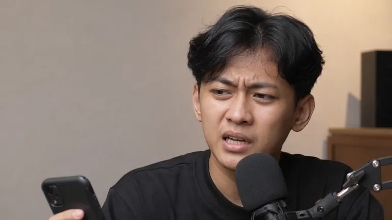 Podcaster bingung melihat HP