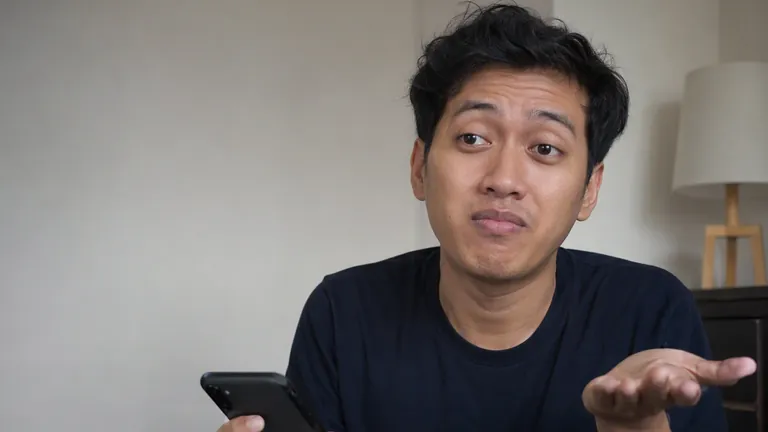 Pria mengangkat bahu dengan ragu