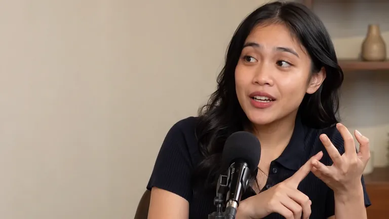Perempuan menghitung pilihan dengan jari